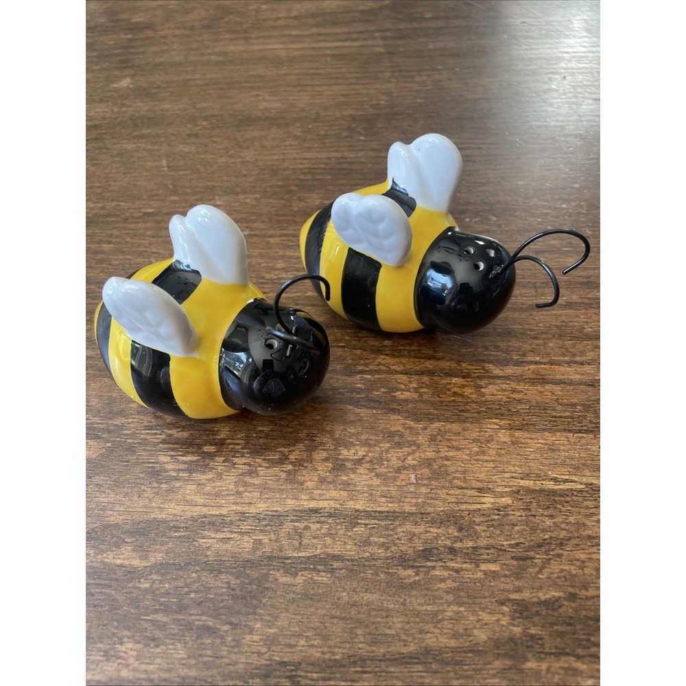 Farmhouse Ceramic Bumblebee Salt & Pepper Shaker Set New w/o Box